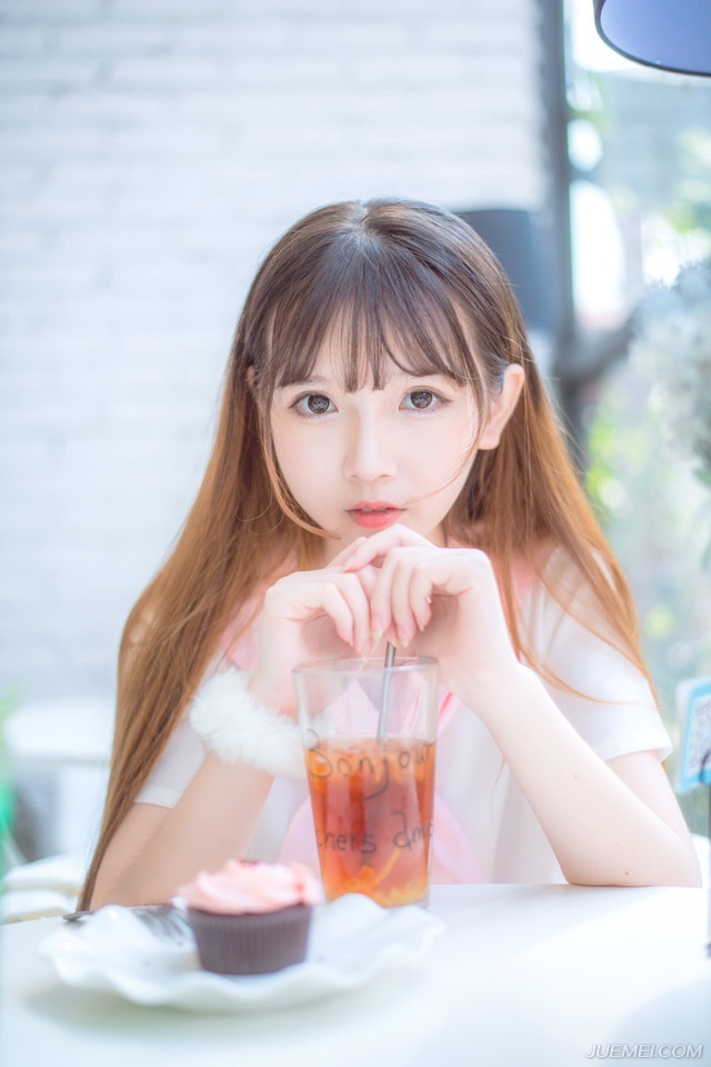 如果说生活是一种姿态，我宁愿选择冷漠;如果说对待一份感情，包括友情和亲情，我宁愿选择冷淡无情。可惜人总非草木，往往总在交叉处令你左右为难!人总喜欢在利益面前根根计较，总为利益去伤害彼此间的感情!这难道就是人生存的本能吗?人生就这么讽刺吗?你不找事，事找上你，会有水落石出的一天!也许这只是一场闹剧，因为我不相信它能凭空消失。人心怎么说呢?穷，会被瞧不起，会被亲情冷漠。富，身边的都是荣耀奉承。